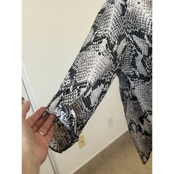 Phanuel Womens Blouse Animal Print Roll Tab Sleeve V-neck Size Medium - Picture 8 of 15